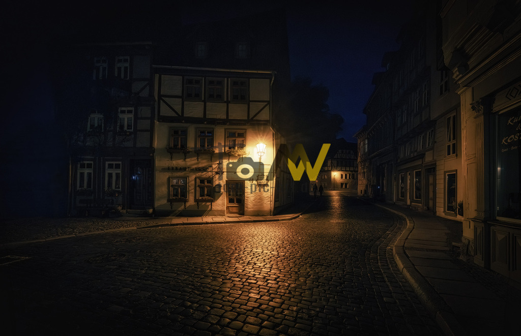 Düstere Ecke in Quedlinburg bei Nachtfoto---Pflastersteine | Hochauflösende und hochwertige Bilder und Fotos.Kommerzielle oder private Nutzung ✔ Bilder downloaden✔ Acryl ✔ Leinwand ✔ Poster ✔
 - Realisiert mit Pictrs.com