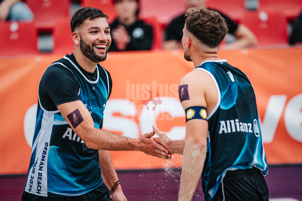 Beachvolleyball | Frauen | German Beach Tour 2024 | Tourstop Düsseldorf | 17.05.2024 | Nico Wegner (links) und Jonas Sagstetter (rechts) beim Jubel