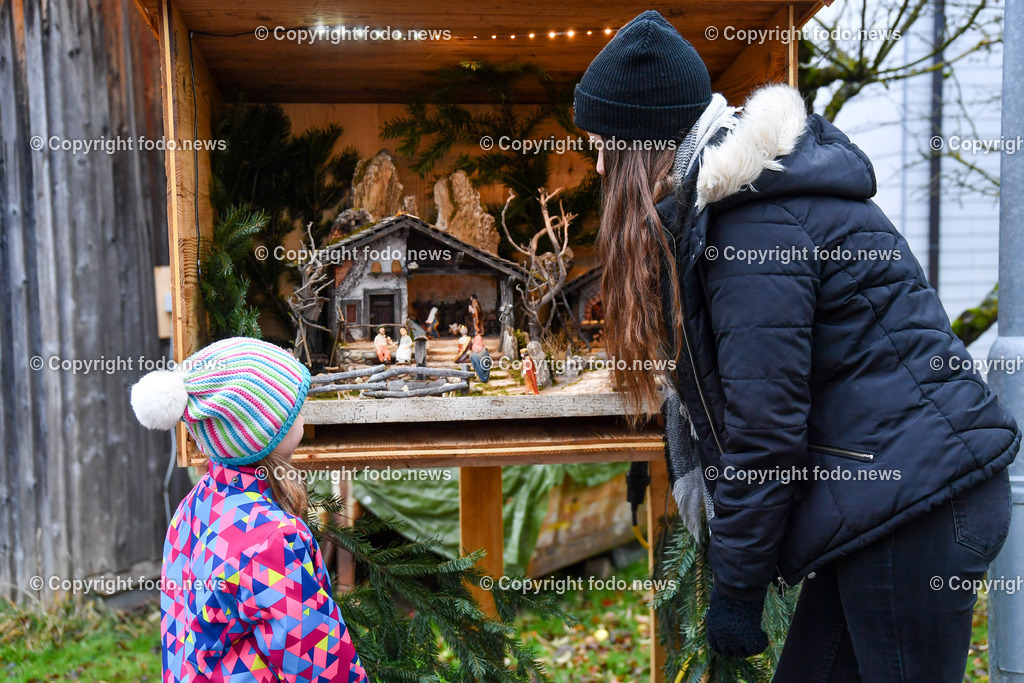 Krippenweg Geboltskirchen_ 06.12.2022-15 | 06.12.2022, Geboltskirchen, AUT, Krippenweg, im Bild Valentina Kumpfmueller (6) und Irene Schrank (23) vor einer Krippe im Kasten am Krippenweg