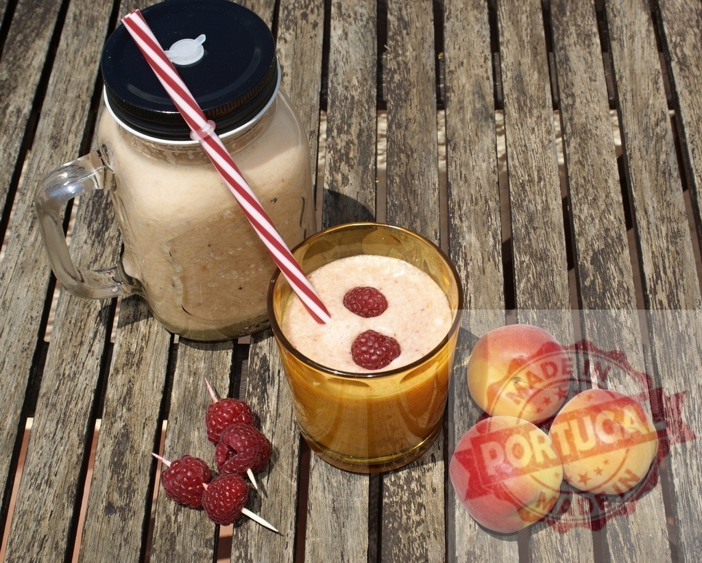 Summer fruit smoothie with fresh raspberries and nectarines | Refreshing fruit smoothie in a glass and mason jar on a rustic wooden table - Realized with Pictrs.com