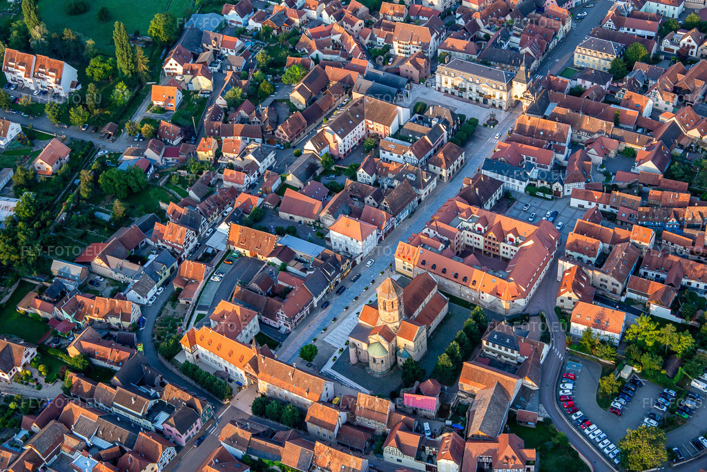 Vue aérienne: Rue du Gén de Gaulle avec Porte basse ou Porte de la Vierge, Tour de l'Ecole, Tour de l'Horloge ou Zittgloeckel à Rosheim dans le département Bas Rhin, France. Photo: IMG_137990.jpg prise le 19/08/2023 par Werner Riehm/FLY-FOTO.euRésolution de l'original: 5341 x 3561 pxBienvenue à Rosheim