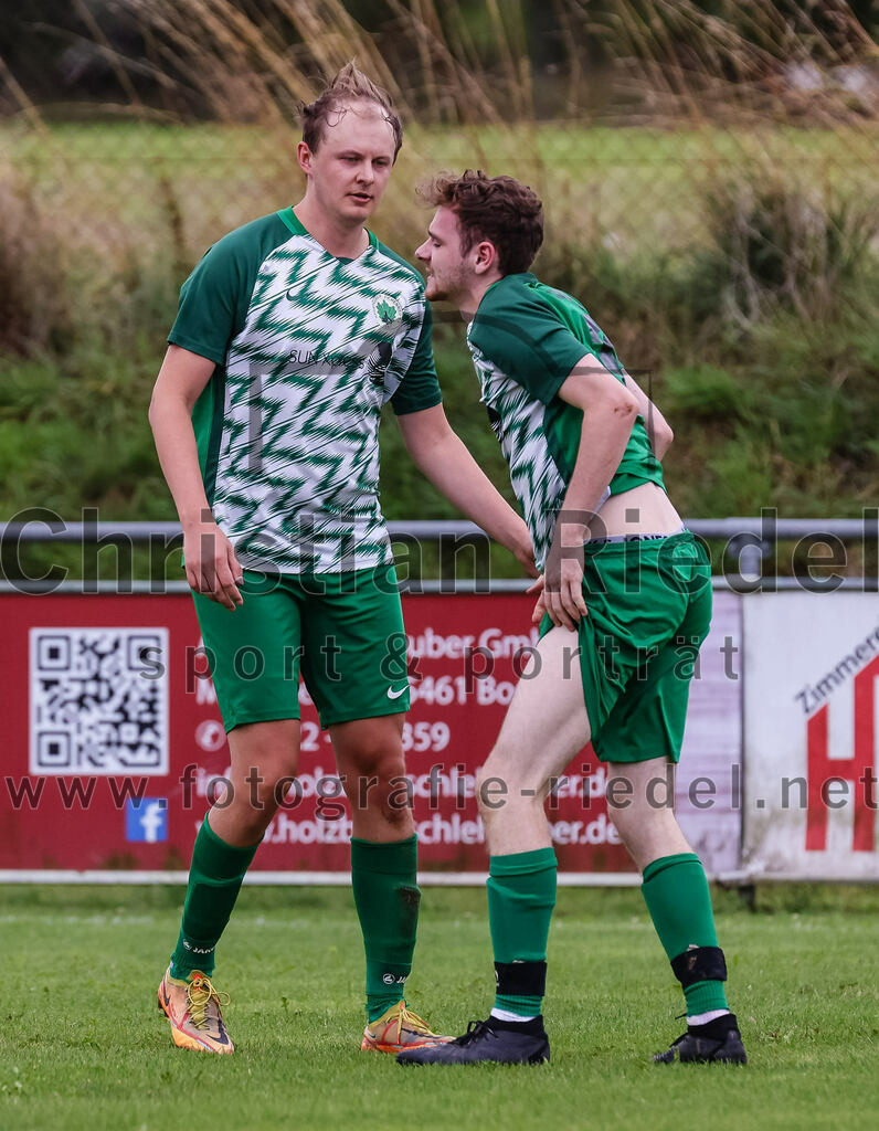2023-08-06_102_SC_Kirchasch_gegen_SV_Eichenried | Bockhorn, Deutschland, 06.08.2023:
Fußball, Kreisliga 2023 / 2024, 2. Spieltag, SC Kirchasch gegen SV Eichenried, Endergebnis: 3:1

Daniel Wiskitenski (SV Eichenried, #2), Tobias Dobry (SV Eichenried, #3)

Foto: Christian Riedel / fotografie-riedel.net