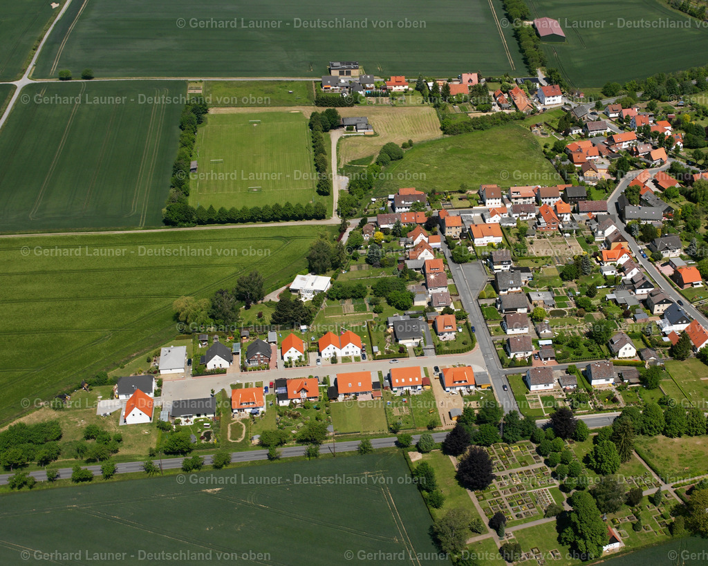 2638220 | LENGDE 09.06.2006 Landwirtschaftliche Nutzflächen und Feldgrenzen  umsäumen das Siedlungsgebiet des Dorfes in Lengde im Bundesland Niedersachsen, Deutschland // Agricultural land and field boundaries surround the settlement area of the village  in Lengde in the state Lower Saxony, Germany Foto: Gerhard Launer