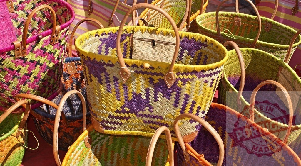 Colorful woven straw market baskets for shopping | Straw market baskets displaying vibrant colors and woven textures, ideal for shopping or beach outing - Realisiert mit Pictrs.com