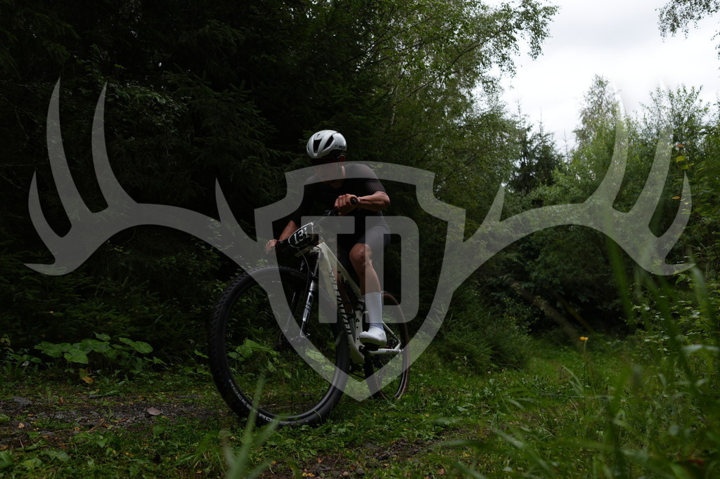 A6703352 | Fotogalerie der Treibjagd im Dunkelwald - Dein MTB Etappenrennen im Erzgebirge - Realisiert mit Pictrs.com