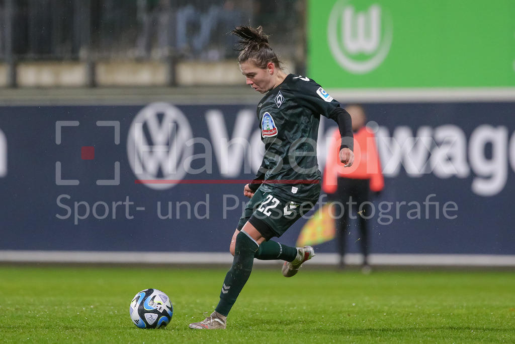 Fussball, DFB-Pokal Frauen, VfL Wolfsburg - SV Werder Bremen | v.li.: Rieke Dieckmann (SV Werder Bremen, 22) am Ball, Freisteller, Einzelbild, Ganzkörper, Aktion, Action, Spielszene, DIE DFB-RICHTLINIEN UNTERSAGEN JEGLICHE NUTZUNG VON FOTOS ALS SEQUENZBILDER UND/ODER VIDEOÄHNLICHE FOTOSTRECKEN. DFB REGULATIONS PROHIBIT ANY USE OF PHOTOGRAPHS AS IMAGE SEQUENCES AND/OR QUASI-VIDEO.
