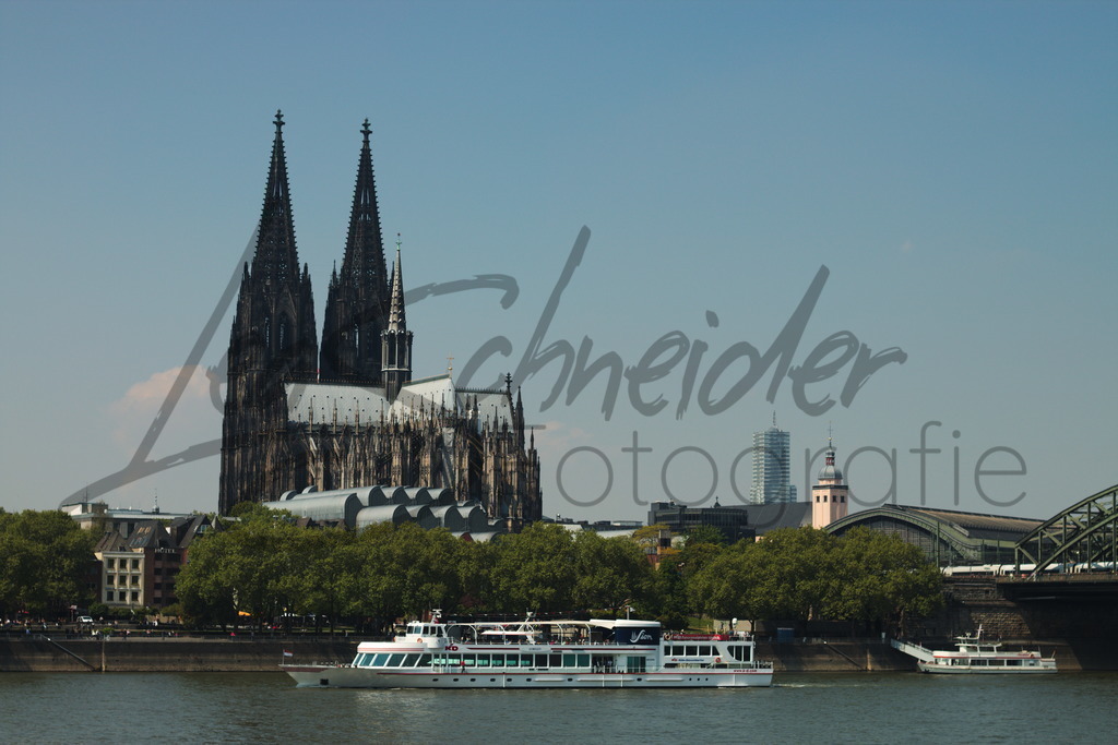 Städte 6 | Schiff auf dem Rhein vor dem Kölner Dom. - Realisiert mit Pictrs.com