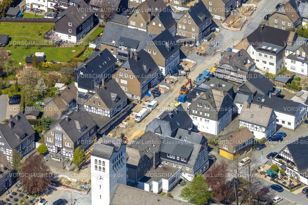 Schmallenberg260403942BadFredeberg | Luftbild, Baustelle Alte Hochstraße Straßenbauarbeiten und Pfarrkirche St. Georg, Fachwerkhäuser an der Alte Hochstraße, Fredeburg, Schmallenberg, Sauerland, Nordrhein-Westfalen, Deutschland