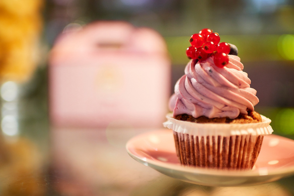 Cup Cakes-Wien | Wien, Austria - October 02, 2017: Cup Cake, Cup Cake  aus Buchweizen mit Waldbeercreme, im Hintergrund eine Verpackungsschachtel. - Realisiert mit Pictrs.com