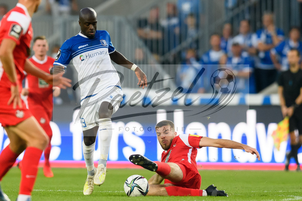 FCMFCK20210904_061 | Fussball, Herren: Amara Conde (1. FC Magdeburg) und Julian Niehues (1. FC Kaiserslautern) im Zweikampf beim Spiel der 3. Liga zwischen 1. FC Magdeburg und 1. FC Kaiserslautern in der MDCC-Arena am 04.09.2021 in Magdeburg, Deutschland.DFB / DFL REGULATIONS PROHIBIT ANY USE OF PHOTOGRAPHS AS IMAGE SEQUENCES AND/OR QUASI-VIDEO. - Realisiert mit Pictrs.com