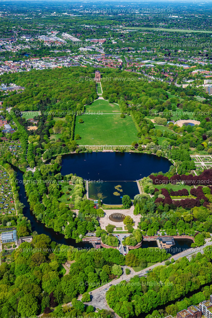 Hamburg_Stadtpark_ELS_3277010525 | HAMBURG 01.05.2025 Parkanlage am Stadtparksee mit der Jahnkampfbahn und dem Planetarium Hamburg in Hamburg, Deutschland. Weiterführende Informationen bei: Planetarium Hamburg,  hamburg.de GmbH & Co. KG. // Park at the Stadtparksee with the Jahnkampfbahn and the planetarium Hamburg in Hamburg, Germany. Further information at: Planetarium Hamburg,  hamburg.de GmbH & Co. KG. Foto: Martin Elsen