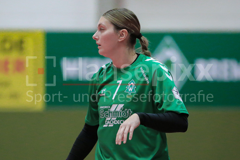 Handball, 2. Bundesliga Frauen, SV Werder Bremen - TuS Lintfort | v.li.: Lena Thomas (SV Werder Bremen, 7) im Trikot mit dem Vereinslogo in Form eines Tannenbaumes, Tannenbaum, Weihnachtsbaum, Tannenbaumtrikot, Sondertrikot, Weihnachten, Weihnachtstrikot