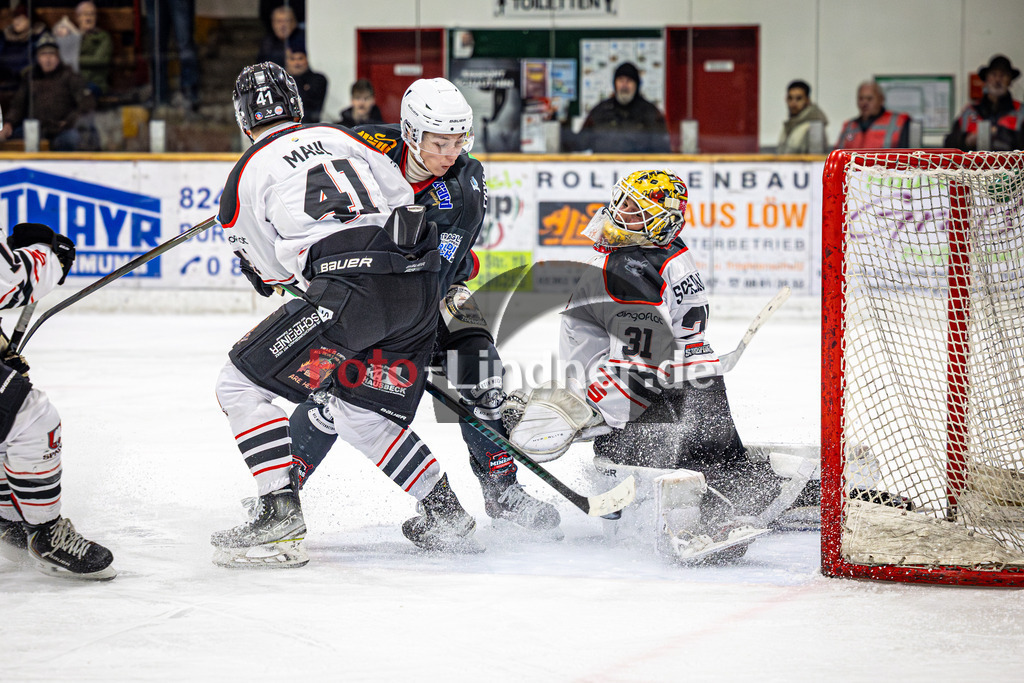 Peißenberg MINERS gegen EV Dingolfing ISAR RATS | Eishockey Bayernliga 2025/26 Vorrunde 28. Spieltag, Peißenberg MINERS gegen EV Dingolfing ISAR RATS, 20260118,Tor Filip KRIZ (MINERS 19),2026-01-18 in Peißenberg (flatbuy Arena Peißenberg), Sascha MAUL (Dingolfing 41), Filip KRIZ (MINERS 19), Christoph SCHEDLBAUER (Dingolfing Torwart 31)Copyright: WolfgangxLindner www.foto-lindner.de