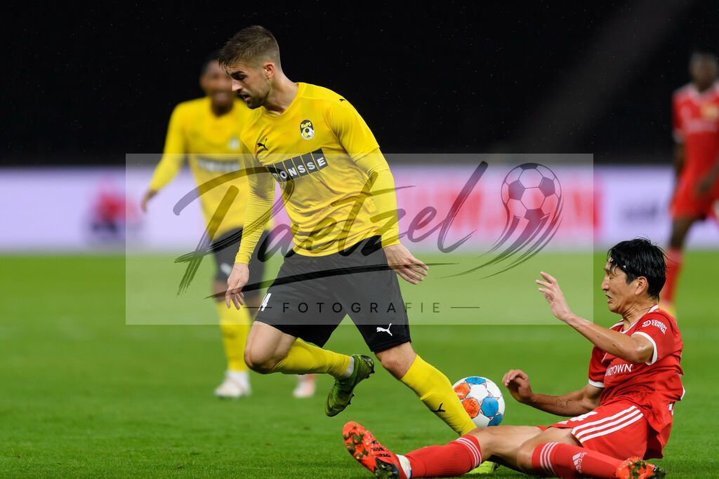 FCUKUO20210826_141 | Fussball, Herren: Taneli Heiskanen (Kuopion PS) und Genki Haraguchi (1.FC Union Berlin) im Zweikampf beim Spiel der UEFA Conference League zwischen 1. FC Union Berlin und Kuopion PS im Olympiastadion am 26.08.2021 in Berlin, Deutschland. - Realisiert mit Pictrs.com
