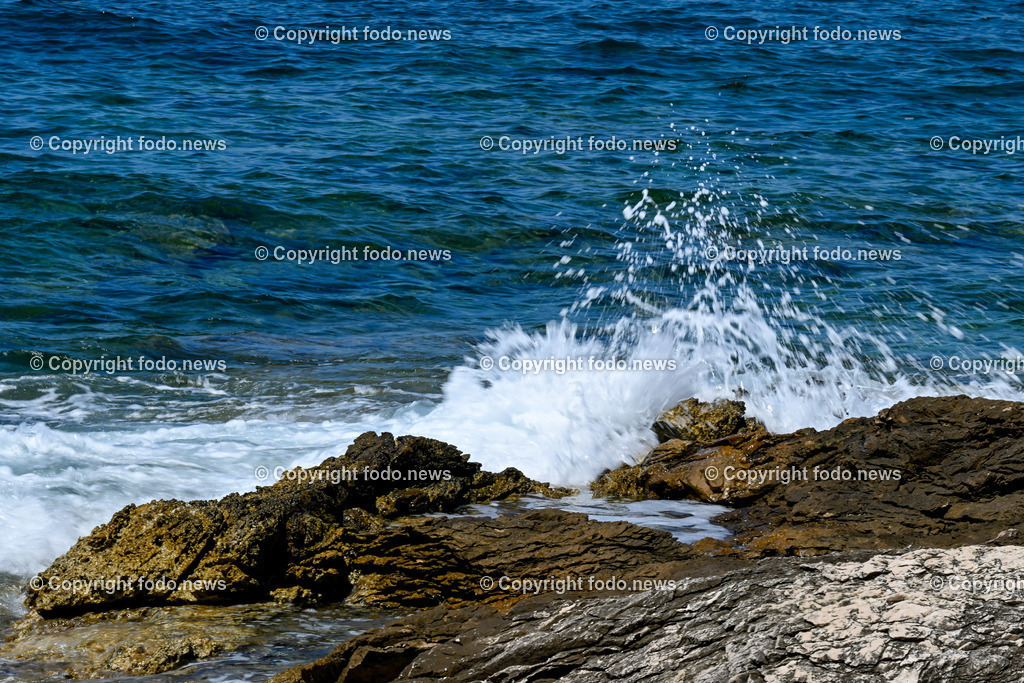 Kroatien_ Brac_ Insel in Dalmatien_ Milna_ 14.07.2025-26 | 14.07.2025, Kroatien, HRV, Brac, Insel in Dalmatien, Milna im Bild Themenbild, Strand, Kueste, Steine, Meer, Adria, Stimmung, Gischt, Wellen, Feature, Symbolbild