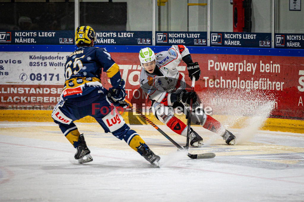 TSV Peißenberg Miners vs ESC River Rats Geretsried | Eishockey Bayernliga 2023/2024, TSV Peißenberg Miners vs ESC River Rats Geretsried,
Duell zwischen Ryan MURPHY (Miners 15) und Paul GANIA (River Rats 65),
2023-12-26 in Geretsried (Eisstadion)
15 Ryan MURPHY (Miners 15), 65 Paul GANIA (River Rats 65)
Copyright: WolfgangxLindner foto-lindner.de