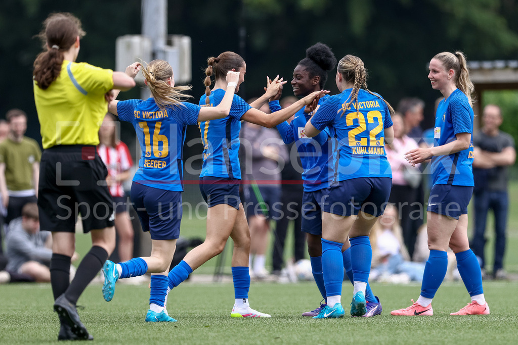 Fussball, Aufstiegsrunde Regionalliga Nord Frauen, FC Union 60 - SC Victoria Hamburg | Spielerinnen vom SC Victoria Hamburg mit Torjubel, Jubel, jubeln, jubelt, optimistisch, Spielszene, Highlight, Freude über das Tor zum 0:9