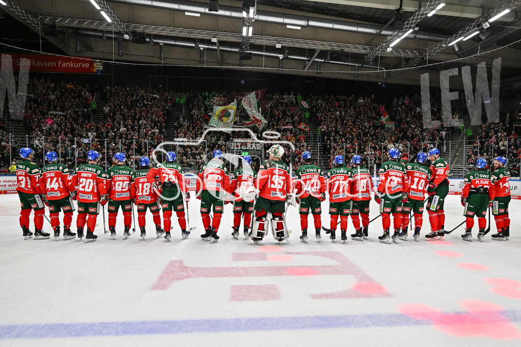 Augsburger Panther - Schwenninger Wild Wings | Die Augsburger Panther feiern zusammen mit den Fans dem Heimsieg gegen Schwenningen / DEL: Augsburger Panther - Schwenninger Wild Wings, Curt Frenzel Stadion am 02.02.2025