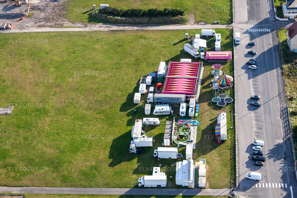 Aerial view: Fun market on the canal coast in Nord-Pas-de-Calais Picardy in Cayeux-sur-Mer in the state Somme, France.Photo: IMG_70916.jpg taken on 08/24/2014 by Werner Riehm/FLY-FOTO.comResolution of the original: 4752 x 3168 px