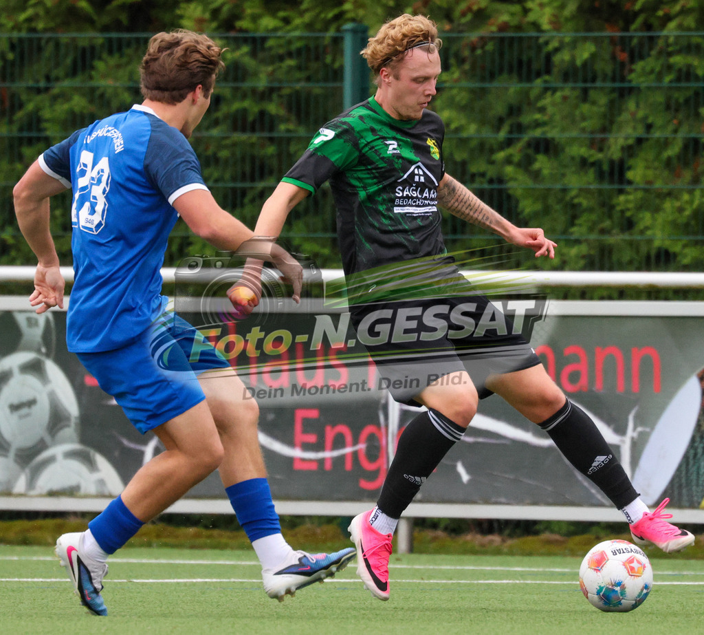 SC Enger - TuS Hücker-Aschen | Auf dem Bild zu sehen: schwarz SC Enger: Tim Maurice Fabert ; blau TuS Hücker-Aschen: Eric Grzesiak   SC Enger, TuS Hücker-Aschen, Saison 26/27, Kreisliga A, Enger, Deutschland - Realisiert mit Pictrs.com