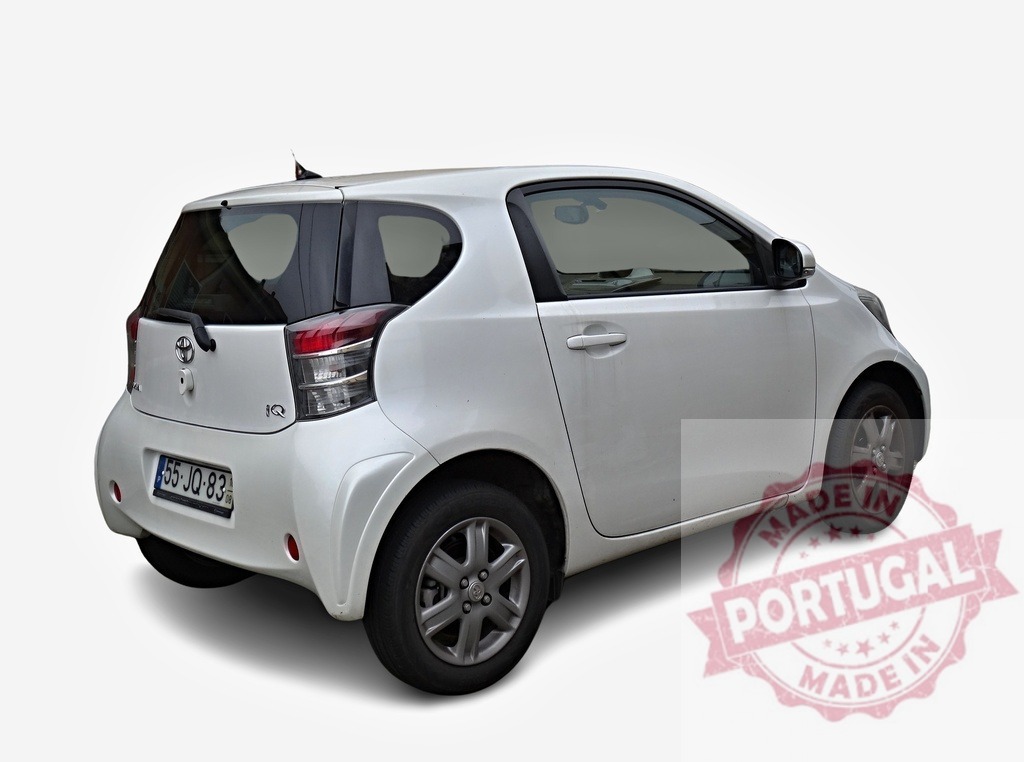 White Toyota IQ parked on white background, rear view | Small white city car Toyota IQ parked on a white background, seen from the back - Realized with Pictrs.com