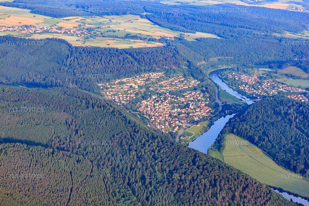 Luftbild: Ortsansicht am Neckar aus Nordwesten in Neckargerach im Bundesland Baden-Württemberg in Deutschland. Foto: IMG_66341.jpg vom 30.05.2014 durch Werner Riehm/FLY-FOTO.de