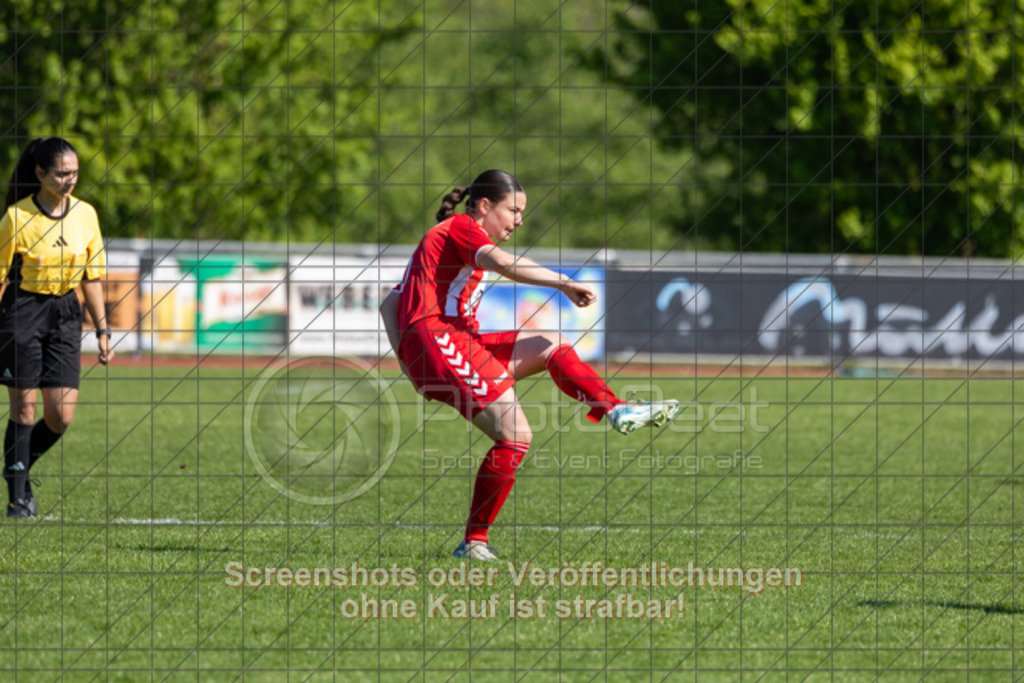 20250501_103447_0165 | #,1.FC Donzdorf II (rot) vs.1.Göppinger SV (weiß), Fussball, Frauen-Bezirkspokal Halbfinale Saison 2024/2025, Rasenplatz Lautertal Stadion, Süßener Straße 16, 73072 Donzdorf, 01.05.2025 - 10:30 Uhr,Foto: PhotoPeet-Sportfotografie/Peter Harich