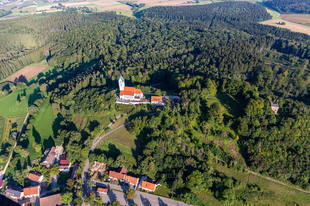 Luftbild: St. Johannes Baptist auf dem Bussen, heiliger Berg Oberschwabens im Ortsteil Offingen in Uttenweiler im Bundesland Baden-Württemberg in Deutschland. Foto: IMG_129238.jpg vom 05.09.2021 durch Werner Riehm/FLY-FOTO.de