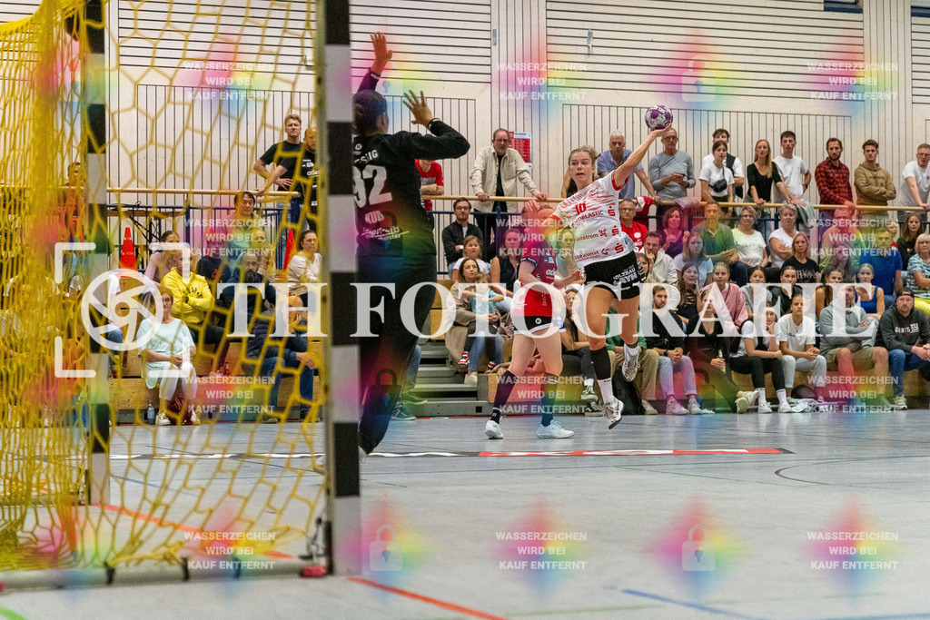 DEU, HSG Freiburg - TG Nuertingen, Handball, 2. Handball-Bundesliga, Saison 2023/2024, 04. Spieltag, Saison 2023/2024, 07.10.2023 | Hannah Hoenig (TG Nuertingen, #10) beim Wurf aufs Tor von Salome Kuss (HSG Freiburg, #92)

DEU, HSG Freiburg - TG Nuertingen, Handball, 2. Handball-Bundesliga, Saison 2023/2024, 04. Spieltag, Saison 2023/2024, 07.10.2023

Foto: Eibner-Pressefoto/Thomas Hess