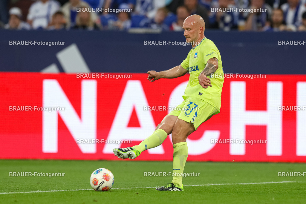 1_S04BER_20250801_2183.JPG -  - FC Schalke 04 - Hertha BSC Berlin - 2. Bundesliga | Gelsenkirchen, Deutschland, 01.08.25: Toni Leistner (Hertha BSC Berlin) in Aktion, am Ball, Einzelaktion waehrend des Spiels der 2. Bundesliga zwischen FC Schalke 04 - Hertha BSC Berlin in der Veltins-Arena am 01. August 2025 in Gelsenkirchen, Deutschland. (Foto von Stefan Brauer/Brauer-Fotoagentur)DFB/DFL REGULATIONS PROHIBIT ANY USE OF PHOTOGRAPHS AS IMAGE SEQUENCES AND/OR QUASI-VIDEO.