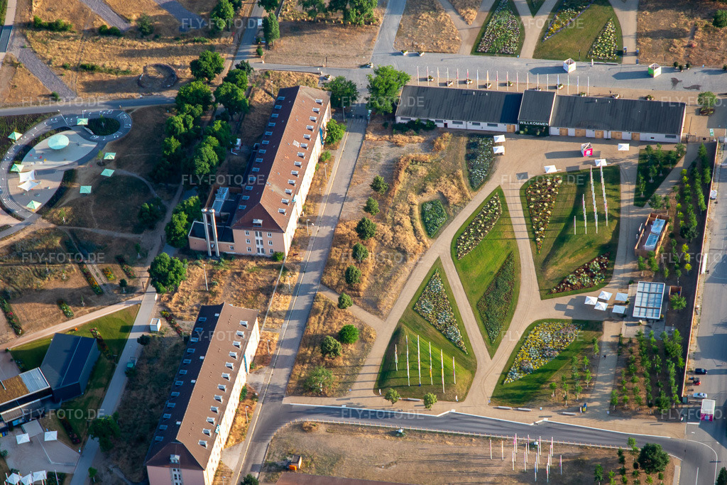 Luftbild: Willkommensbereich des Spinelli-Park der Bundesgartenschau Mannheim BUGA 2023 https://www.buga23.de/ im Ortsteil Feudenheim in Mannheim im Bundesland Baden-Württemberg in Deutschland. Foto: IMG_136926.jpg vom 24.06.2023 durch Werner Riehm/FLY-FOTO.de