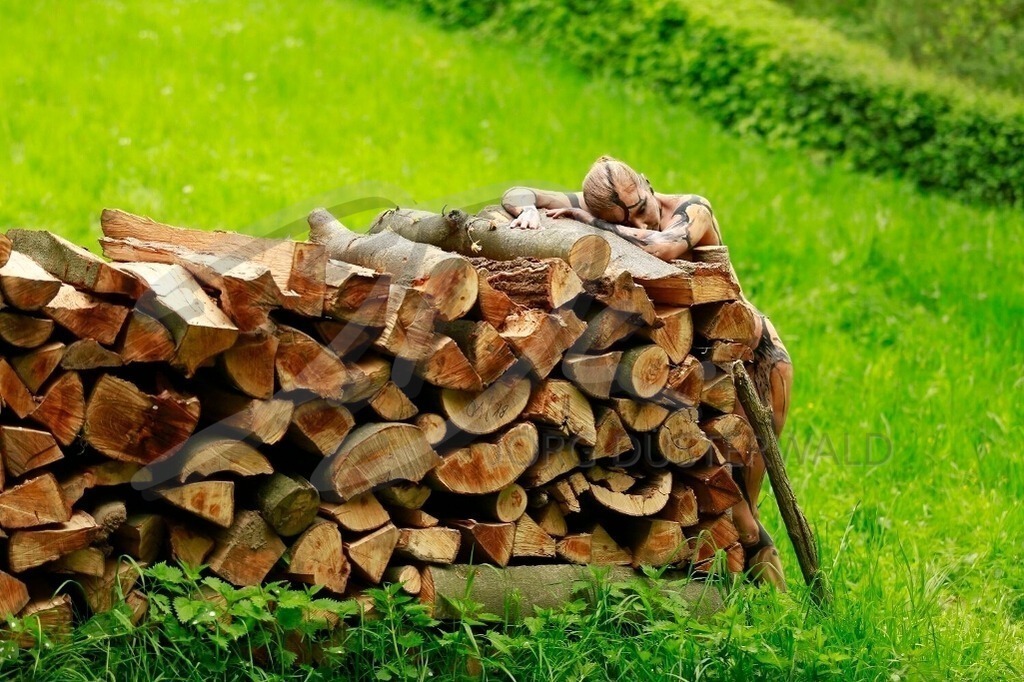 NatureArt-APFELBLÜTE_3940b | An die Meterbank angelehnt | #003 | Modell: Fee | Foto: Aleksandra Marsfelden - Realisiert mit Pictrs.com