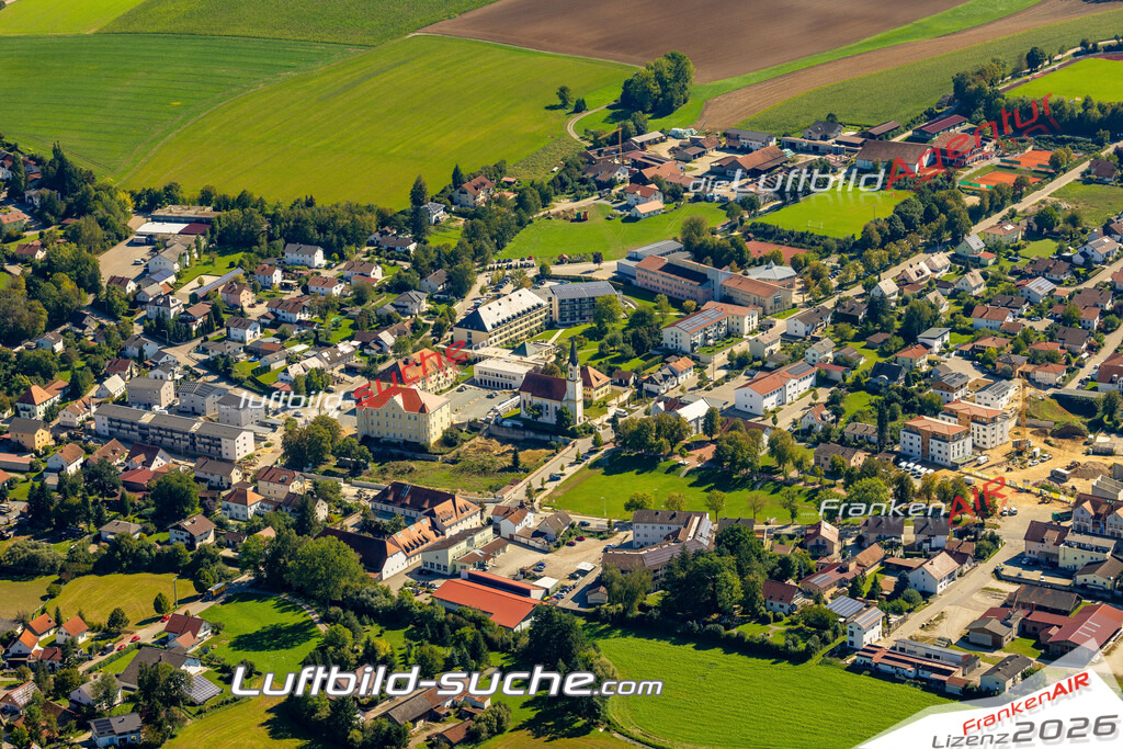 Das Luftbild zeigt : Weichshofen Mengkofen - Die Luftaufnahme wurde 2023 vom UL-Flugzeug aus erstellt ( keine Drohne ) - Hochauflösende Luftaufnahme - Für grossformatige Ausdrucke geeignet. Die Geschenkidee !Mit Lizenz und Bildrechte bestellbar