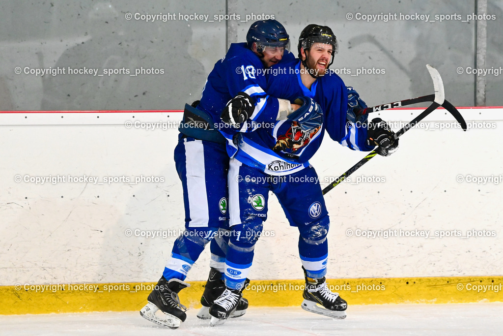  EC Tigers Paternion vs. EC Virgen 8.1.2022 | #18 Kampitsch Andreas, #5 Kronig Daniel, Jubel EC Tigers Paternion Mannschaft