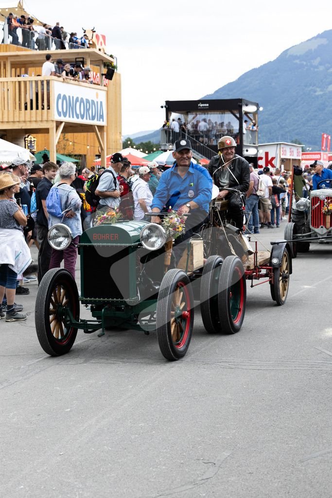 ESAF2025_Freitag_4133 | Die Schwinger des Schwyzer Kantonalen Schwingerverbandes: Fotos, die Dynamik und Leidenschaft festhalten, sowie emotionale Momente aus dem traditionellen Schwingsport zeigen. - Realisiert mit Pictrs.com