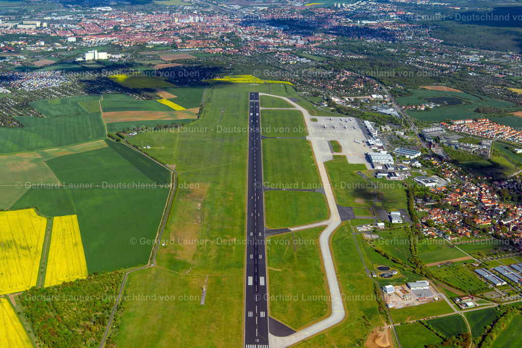 4025590 | ERFURT 06.05.2020 Start- und Landebahnen mit Rollwegen Hangaranlagen und Terminals auf dem Gelände des Flughafen im Ortsteil Bindersleben in Erfurt im Bundesland Thüringen, Deutschland. Weiterführende Informationen bei: Flughafen Erfurt GmbH. // runway with hangar taxiways and terminals on the grounds of the airport in the district Bindersleben in Erfurt in the state Thuringia, Germany. Further information at: Flughafen Erfurt GmbH. Foto: Gerhard Launer