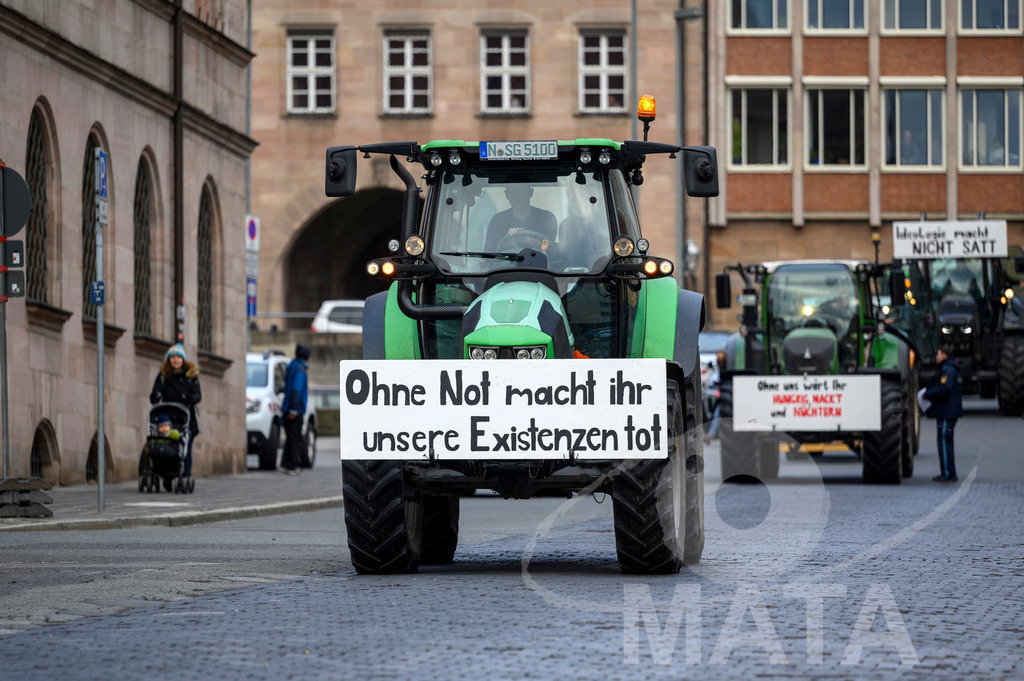 _DWA4167 | Bauerndemo gegen Agrarpolitik der Bundesregierung  auf dem Straße Obstmarkt und Hauptmarkt . Nürnberg, 08.01.2024 - Realisiert mit Pictrs.com
