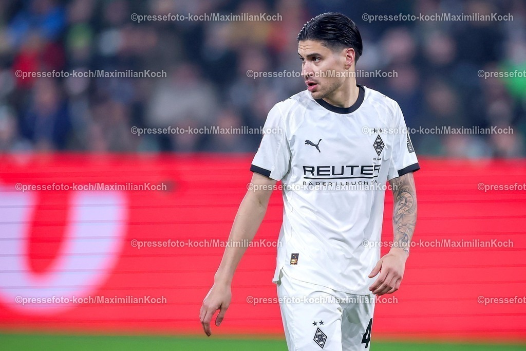 BMG13122502090 | 13.12.2025, Fußball, Borussia Mönchengladbach - VfL Wolfsburg, 1. Fußball Bundesliga, 14.Spieltag, Borussia-Park, Saison 2025 2026: Kevin Diks&nbsp;(Borussia Mönchengladbach #04)  DFB regulations prohibit any use of photographs as image sequences and or quasi-video.