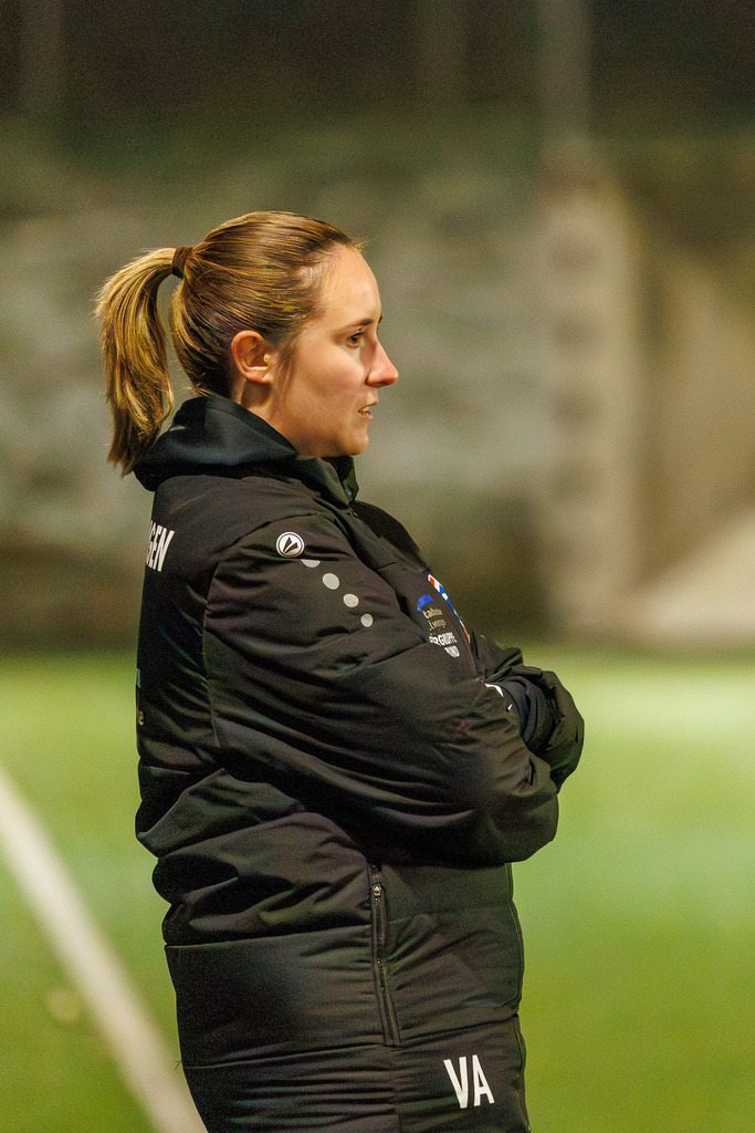 FCHFCE_251121_0403 | 1.FC Heidenheim 1846 II vs. FC Ellwangen II, Fußball, Frauen, Bezirksliga, 2025/2026, 10. Spieltag, 22.11.2025 in Heidenheim, Kunstrasen b. Voith-Arena West, Flutlichtspiel(Foto: Michael Bulling) - Realisiert mit Pictrs.com