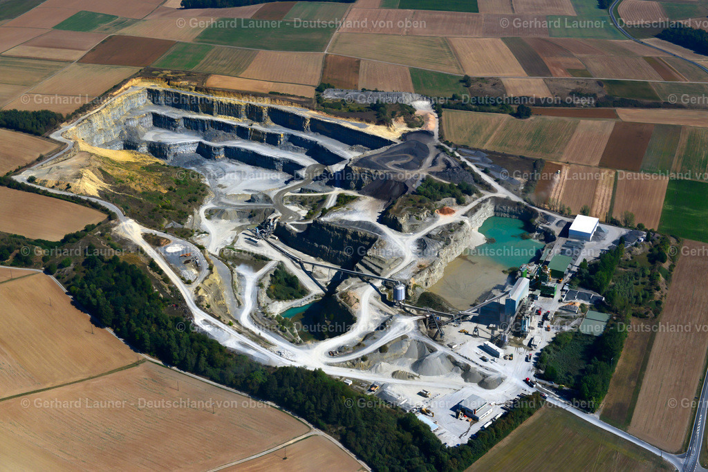 3650623 | WALDBüTTELBRUNN 13.09.2016 Gebäude und Produktionshallen auf dem Werksgelände " AMW | Asphaltmischwerk Rossbrunn " in Waldbüttelbrunn im Bundesland Bayern, Deutschland. Weiterführende Informationen bei: Bayerische Asphaltmischwerke GmbH & Co. Kommanditgesellschaft für Straßenbaustoffe. // Building and production halls on the premises " AMW | Asphaltmischwerk Rossbrunn " in Waldbuettelbrunn in the state Bavaria, Germany. Further information at: Bayerische Asphaltmischwerke GmbH & Co. Kommanditgesellschaft fuer Strassenbaustoffe. Foto: Gerhard Launer