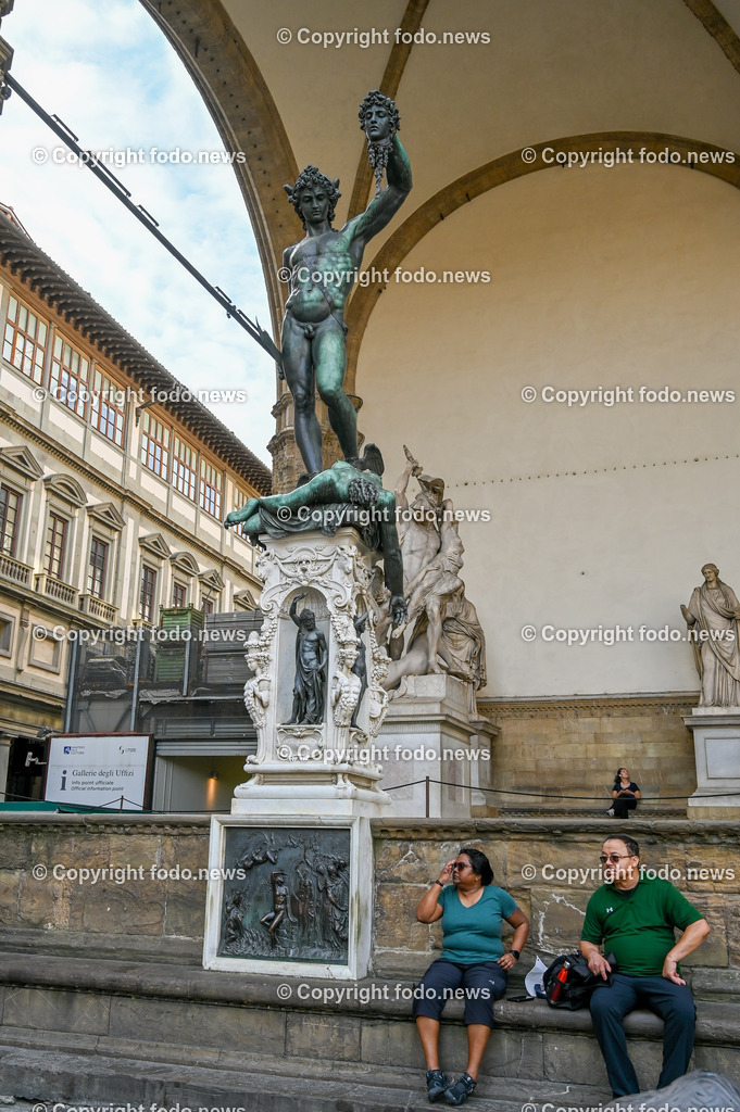 Italien_ Toscana_ Florenz_ 30.05.2024-224 | 30.05.2024, Italien, ITA, Toskana, Florenz im Bild Stadtansichten, Gebäude, Architektur, Touristen, Historisch, Souvenir, Altstadt, Museum, Statuen, Skulpturen, Piazza della Signoria, Statue David, Palazzo Vecchio, Neptunbrunnen, Piazza della Repubblica, Ponte Vecchio, Brücke, Uffizien, Kathedrale Santa Maria del Fiore, Arno, Fluß


Florenz, Firenze, ist eine italienische Großstadt. Nach Einwohnern ist sie die achtgrößte Stadt Italiens. Florenz ist die Hauptstadt sowie größte Stadt der Region Toskana und der Metropolitanstadt Florenz, in der etwa eine Million Menschen leben. Florenz ist für seine Geschichte berühmt. Leonardo da Vinci verbrachte große Teile seiner Jugend in Florenz, Michelangelo fand Unterschlupf in der Kirche der Medici, Galileo Galilei wohnte als Hofmathematiker in den Palästen der Medici. Von 1865 bis 1871 war die Stadt die Hauptstadt des neu gegründeten Königreichs Italien. Das historische Zentrum von Florenz zieht Jahr für Jahr Millionen von Touristen an. Die historische Innenstadt wurde von der UNESCO im Jahre 1982 zum Weltkulturerbe erklärt. 
Quelle: Wikipedia
