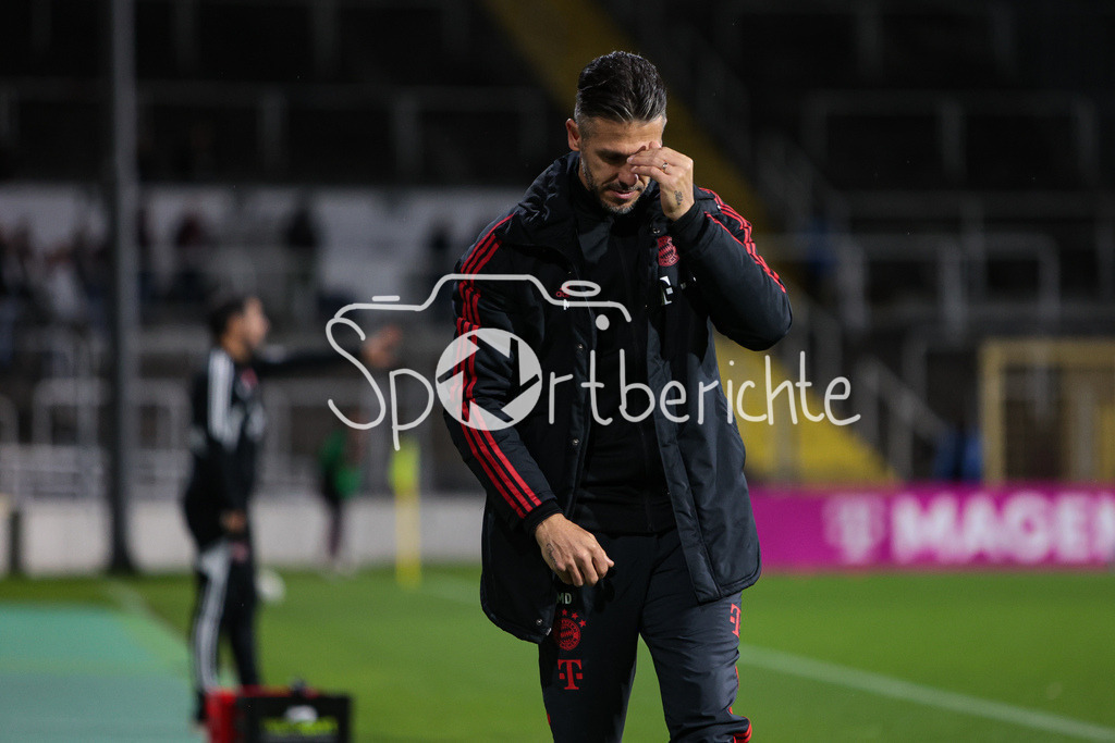 FC Bayern Amateure - 1. FC Nuernberg II | FCB Trainer Martin Demichelis in Aktion