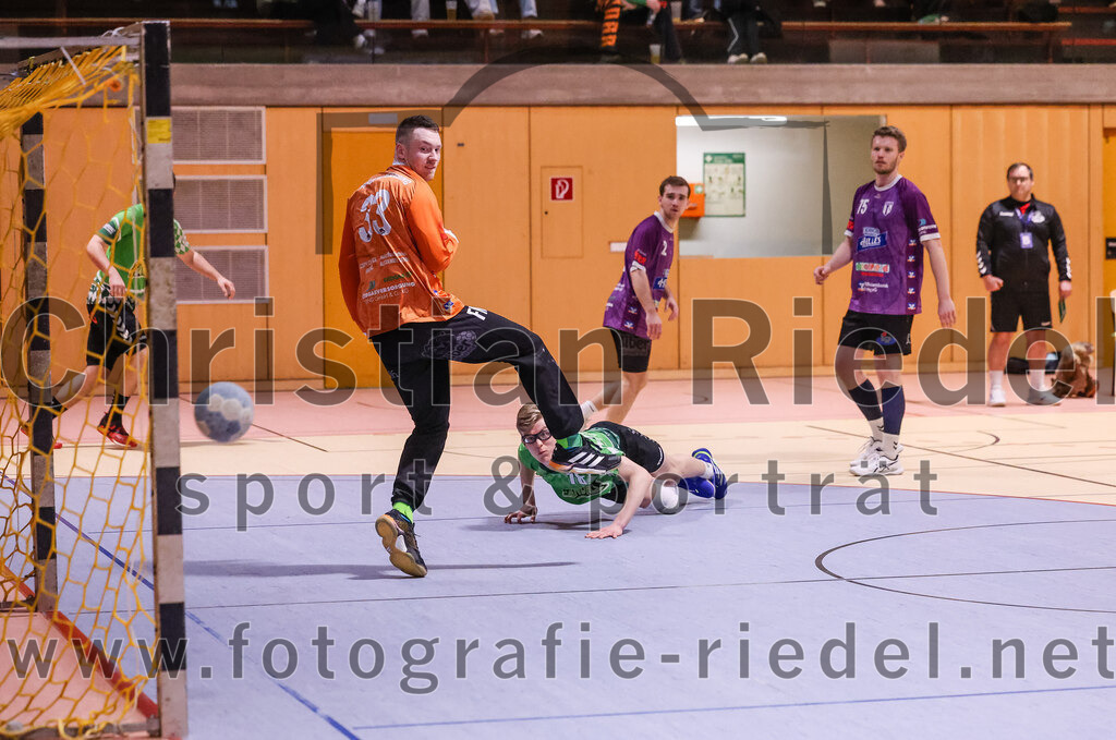 2025-03-15_048_SpVgg_Altenerding_gegen_TSV_Schleissheim | Erding, Deutschland, 15.03.2025:Handball, Bezirksoberliga Männer 2024 / 2025, 18. Spieltag, SpVgg Altenerding gegen TSV Schleißheim, Endergebnis: 32:27Torwart Ferdinand Mayer (SpVgg Altenerding, #33), Konstantin Huber (TSV Schleissheim, #78), Joseph Wyhnalek (SpVgg Altenerding, #2), Ferdinand Menzel (SpVgg Altenerding, #75)Foto: Christian Riedel / fotografie-riedel.net