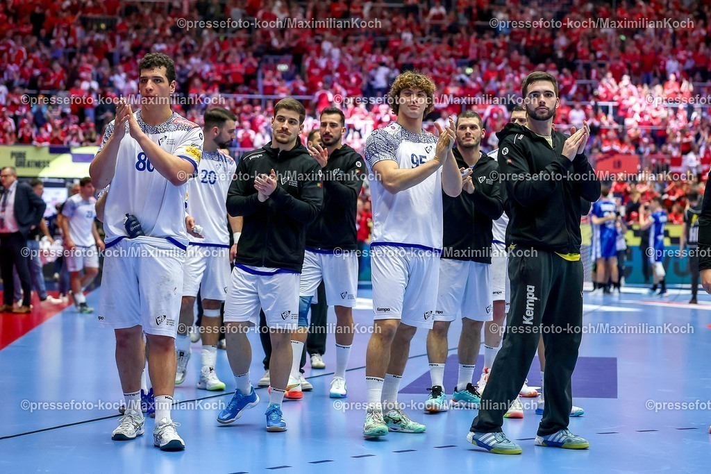EHF24012601137 | 24.01.2026, Handball, Men's EHF EURO 2026, Frankreich - Portugal, Jyske Bank Boxen in Herning, Dänemark, Main Round: Abschlussjubel nach dem Sieg der Franzosen gegen Portugal. Enttäuschte Gesichter beim Abschlussjubel der Portugiesen.  Ricardo Caldeira Brandao (Portugal #86)  Gabriel Oliveira Cavalcanti (Portugal #95)