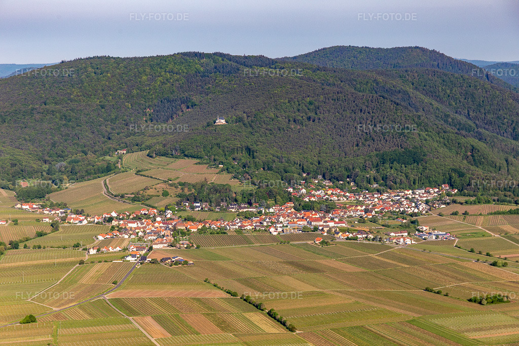 Luftbild: zu Füßen der St. Anna Kapelle in Burrweiler im Bundesland Rheinland-Pfalz in Deutschland. Foto: IMG_120714.jpg vom 03.05.2020 durch Werner Riehm/FLY-FOTO.de