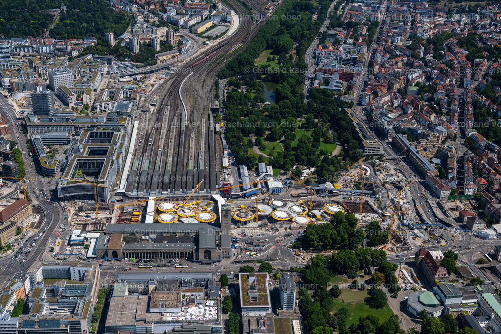 4034681 | STUTTGART 22.07.2020 Bauarbeiten zum Verkehrs- und Städtebauprojekt " Stuttgart 21 " am Hauptbahnhof im Ortsteil Stadtzentrum in Stuttgart im Bundesland Baden-Württemberg. Weiterführende Informationen bei: DB Netz AG,  Deutsche Bahn AG,  Ed. Züblin AG,  GODEL-BETON GmbH,  HTG Ingenieurbüro für Bauwesen GmbH,  Ingenhoven architects GmbH,  SÜLZLE Stahlpartner GmbH,  Vössing Ingenieurgesellschaft mbH. // Building of the main station of the railway and construction site for the development project "Stuttgart 21" in the district Stadtzentrum in Stuttgart in the state of Baden-Wurttemberg. Further information at: DB Netz AG,  Deutsche Bahn AG,  Ed. Zueblin AG,  GODEL-BETON GmbH,  HTG Ingenieurbuero fuer Bauwesen GmbH,  Ingenhoven architects GmbH,  SUeLZLE Stahlpartner GmbH,  Voessing Ingenieurgesellschaft mbH. Foto: Gerhard Launer