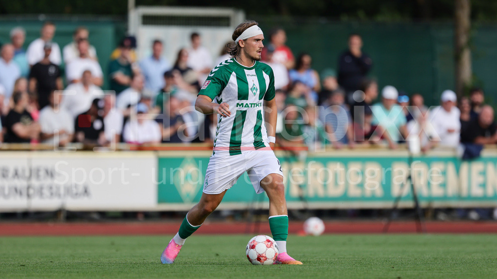 Fussball, Regionalliga Nord, SV Werder Bremen II - VfB Oldenburg | Noah Weißbach (SV Werder Bremen II, 25) am Ball, Freisteller, Einzelbild, Ganzkörper, Aktion, Action, Spielszene