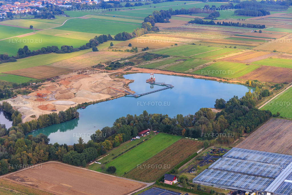 Vue aérienne: Gravière de Herrenwald à Brumath dans le département Bas Rhin, France.Photo: IMG_074174.jpg prise le 04/10/2014 par Werner Riehm/FLY-FOTO.euRésolution de l'original: 5472 x 3648 px