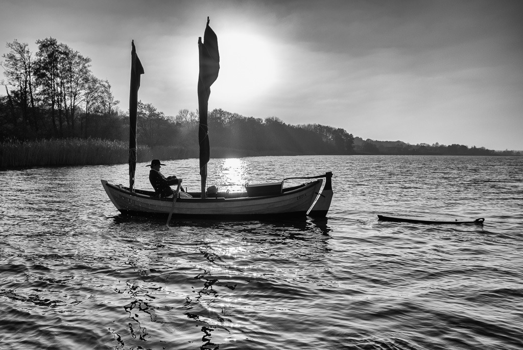 fischer-DSF9643 | Der Schleifischer Jörg Nadler vom Holm in Schleswig in historischer Bekleidung auf der Kleinen Breite der Schlei. - Realisiert mit Pictrs.com