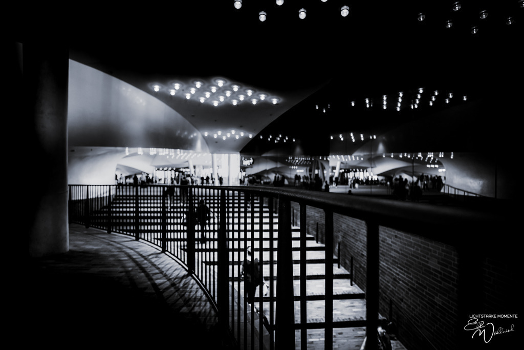 Elbphilharmonie, Hamburg | Herzlich willkommen auf meiner Seite! Ich bin Elke Wallnisch, Deine Fotografin für lichtstarke Momente. Der Name steht für alles, was mich mit der Fotografie verbindet: Das Licht und seine machtvolle Wirkung auf eine Situation oder unsere Stimmung - Realisiert mit Pictrs.com